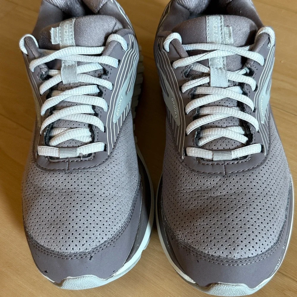 BROOKS WOMENS ADDICTION WALKER SUEDE ATHLETIC RUN SHOE SHARK ALLOY OYSTER SZ 9.5